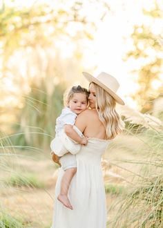 pampas grass family session, light and airy outfit inspiration, family poses inspiration, backlighting tips, photography education, family of 4, mommy son photos Light Airy Family Photos, Light Airy Photography, Light And Airy Family Photos, Natural Family Photos, Light Family Photos, Family Photos Outdoor, Picnic Photo Shoot, Spring Minis, Heirloom Portraits