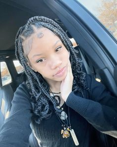 Short knotless braids with curly pieces at the end dark brown hair. Black girl Hair Styles Short Braids, Braided Hairstyles For Teens Short, Short Curled Braids, Short Big Box Braids, Short Knotless Hairstyles, Easy Black Hairstyles Braids, Braids For Black Teens, Short Big Braids, Short Braid Ideas