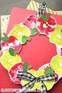 an apple wreath made out of construction paper