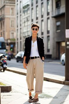 love this street style look with the baggy trousers and leopard slippers | Sartorialist Scott Schuman, The Sartorialist, Emmanuelle Alt, Street Outfits, Woman's Fashion, Stil Inspiration, Spring 2023