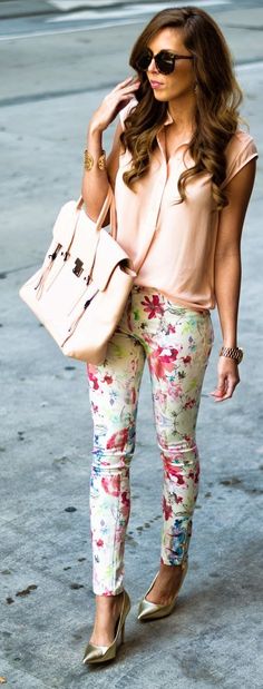 Spring Denim Top Street Style Looks Floral Pants Neutral Blouse Inspirational Outfit. Print Jeans Outfit, Casual Chique Stijl, Rok Midi, Stylish Spring Outfit, Top Street Style, Spring Denim, Denim Inspiration, Print Jeans