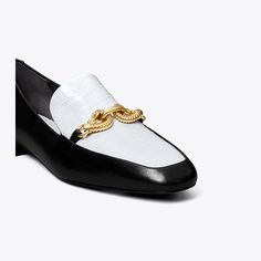 Feminine Dresses, Designer Flats, Leather Wear, Loafers Style, Feminine Dress, Footwear Design Women, Menswear Inspired, Handbag Shoes, New Handbags