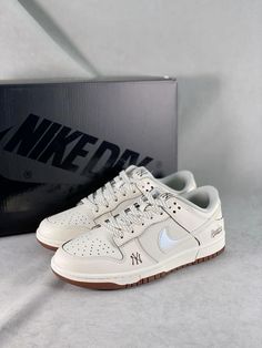 White Nike, Fabric Paint, Air Force 1, Nike Air Jordan, Jordan 1, Evening Bags, Sneakers Fashion, Air Jordan