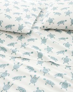 an image of a bed with sea turtles on it's sheet set and pillow cases