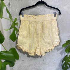 Topshop Retro Plaid Ruffle Shorts Size 8 Elastic Waist With Pockets New Without Tags Inseam Approx 2.5” Waist Approx 15” B3 Ruffle Shorts, Shorts With Pockets, Yellow White, Elastic Waist, Topshop, Color White, Plaid, Womens Shorts, Elastic