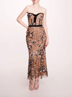 Make a stunning impression with the Climbing Vines Midi Dress, featuring a strapless design adorned with exquisite sequin floral embroidery on delicate tulle. The corset-style velvet detailing on the bodice accentuates your figure, offering a perfect blend of sophistication and allure. High Low Gown, Organza Gowns, Floral Cocktails, Printed Gowns, Floral Gown, Climbing Vines, Strapless Midi Dress, Sequin Gown, Tulle Gown