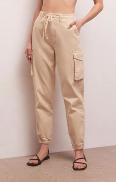 Cargo styles are coming back in and our answer to this trend is the Andi Twill Pant. Made using our new 100% cotton Twill fabric, this pant features a high rise design with belt loops, a zippered and button closure, relaxed fit with elastic cuffs and pockets. Khaki Cargo Pants, Casual Chic Outfit, Twill Pants, High Rise Pants, Easy Wear, Cropped Pants