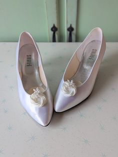 "dreamy white heels size 10 women  satin fabric heels perfect for fancy or for casual good vintage condition  perfect for the bride:) measures: 10.5\"tip to tip (taken from inside the heel) 3.5\"ball 3\" heel Thank YOU and please feel free to ask me any ?s:) Have a lovely day!! xoxo www.etsy.com/shop/retroandme" White Satin Wedding Shoes For Formal Occasions, Formal White Satin Wedding Shoes, Elegant White Satin Wedding Shoes, White Satin Wedding Shoes With Pointed Toe, Vintage 4-inch Heel Wedding Heels, Vintage 4-inch Heels For Wedding, Vintage White Heels For Wedding, White Satin Wedding Heels, White Satin High Heels