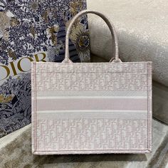 Description CHRSTN DR Medium DYOR Book Tote Rose Des Vents DYOR Oblique Embroidery, Light Pink, For Women Women’s Handbags, 36cm CD M1296ZRIW_M912 Rep 1:1 Size: 36 x 27.5 x 16.5 cm (Length x Width x Height) The DYOR Book Tote, as imagined by Maria Grazia Chiuri, has become an essential item of the DYOR spirit. The silhouette is fully embroidered with the House’s hallmark cornflower Pink DYOR Oblique motif. A prime example of the House’s savoir-faire, the miniature bag may be carried by hand and Embroidery Light, Christian Dior Handbags, Dior Book, Blue Toile, Dior Oblique, Book Tote Bag, Name Embroidery, Dior Book Tote, Small Book