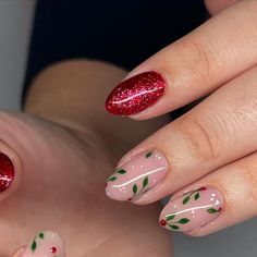 Christmas Nail Designs Mistletoe, Red Nails With Mistletoe, Mistletoe Nails Simple, Nails With Holly Berry, Simple Mistletoe Nails, Mistletoe Christmas Nails, Misltoe Christmas Nails, Christmas Mistletoe Nails, Mistle Toe Nails