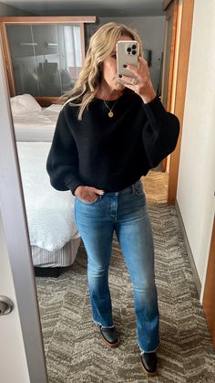 Black fitted sweater flare jeans Black Sweater Outfit Winter, Casual Bootcut Jeans Outfit, Black Flare Jeans Outfit Winter, Date Night Winter Outfit, Styling Flare Jeans, Black Flare Jeans Outfit, Flare Jeans Outfit Winter, Black Jeans Outfit Winter, Flare Jean Outfit