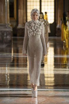 Haute Couture Style, Valentino Runway, Valentino Haute Couture, Collection Couture, Valentino Couture, Couture Looks, Moda Paris, Spring Couture, Couture Mode