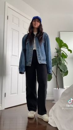 Casual Outfits With Denim Jacket, Jean Jacket Airport Outfit, Oversized Jean Jacket Aesthetic, Oversized Blue Jean Jacket Outfits, Winter Outfits With Jean Jacket, Jean Jacket Layering Outfits, Denim Jacket Winter Outfit Women, Blue Jean Jacket Outfits Winter