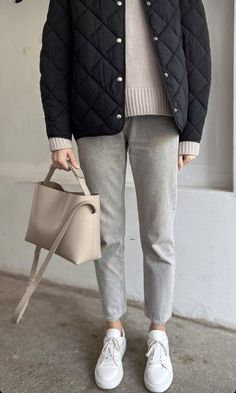 High Neck Sweater Outfit, French Fashion Casual, Smart Casual Women Outfits, Minimalist Fashion Women, Swedish Fashion, Casual Outfit Inspiration, Shirt Refashion, Causual Outfits