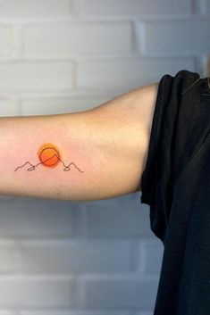 The Art of Travel: Exploring the World of World Traveler Tattoos | Travel Tattoos Inspiration Artsy Line Tattoo, Abstract Sunset Tattoo, Line Art Tattoo Ideas, Minimalist Nature Tattoos, Math Tattoo, Henna Fun, Mole Tattoo, Travel Tattoo Ideas, Art Tattoo Ideas