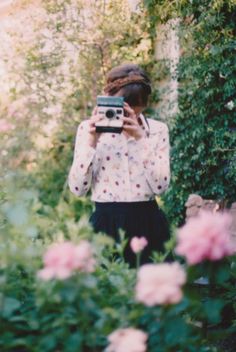 a woman holding a camera in front of her face with the caption, todo se lo debo a dios