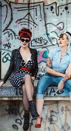 50s Leather Jacket Outfits, 40s Female Fashion, Outfits For A Musical Show, Rock And Roll Looks For Women, 50s Fashion Greaser Women, 50s Retro Fashion, Rockabilly Looks For Women, Rockabilly Style Women, 50s Women Outfits