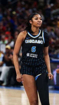 WNBA women's basketball wallpaper background of Chicago Sky star Angel Reese Angela Reese, Basketball Background Aesthetic, Wnba Women, Chicago Wallpaper