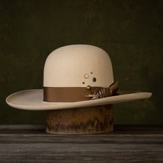 The Markie is the latest style in our NINE7O Collection. The Markie is a unisex hat made for people who love adventuring and getting a little extra pizazz with their hatbands. This Buckskin, inquisitive, stylish fashion hat features a Whiskey Ribbon, Bow & Tail with 8 Mixed Spots and a Feather Bundle. The Markie Details: Buckskin Fashion Weight 5 3/4" Tapered Crown 4" Brim Width Open/Flat Crown Shape Flat Brim Flex Fit Sweatband Whiskey Ribbon, Bow & Tail, 8 mixed spots, Feather bundle No Liner Greeley Hat Works, Cowboy Hat Styles, Dapper Mens Fashion, Mens Hats Fashion, Cowboy Gear, Hat Blocks, Mens Hats, Hats Fashion, Big Hat