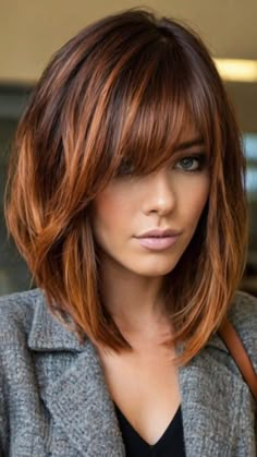 Auburn Hair Short, Auburn Lob, Pelo Bob Ondulado, Mode Style Anglais, Hairstyles With Fringe, Red Bob Hair, Balayage Caramel