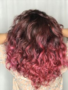 Short Curly Brown Hair With Pink Highlights, Short Curly Hair With Pink Highlights, Curly Hair With Pink Tips, Curly Hair With Color Underneath, Pink Money Piece Curly Hair, Pink Tips Curly Hair, Pink Brown Curly Hair, Curly Hair Pink Balayage, Pink Hair On Curly Hair