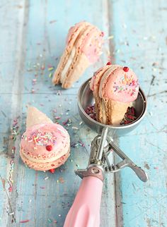 Ice Cream Cone Macarons Kue Macaroon, Edible Crafts, Macaroon Recipes, Sweets Desserts, Ice Cream Cone