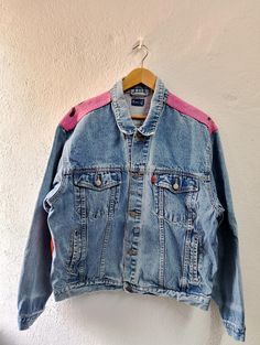 ⚡Size Large  ⚡Pit to pit 25 inches ⚡Shoulder to bottom hem 26 inches ⚡Condition 8/10 Good condition Please make sure you drop contact or phone number after make a purchase! It's for shipping purpose only. Thank you 😊 Custom Painting, Custom Paint, Favorite Things Gift, Phone Number, Labour Day, Gender Neutral, Denim Jacket, Art Collection, Bathing Beauties