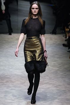 Stella Tennant, Burberry Prorsum, Vogue Australia, Fashion Shows, Modern Luxury, Lace Skirt, Designer Fashion, High Fashion, Sequin Skirt