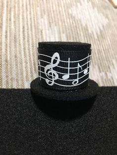 Mini top hat with musical notes Piano Costume, Carnaval Ideas, Music Hat, Elementary Music Class, Mini Hats, Ren Fair, Crazy Hats, Mini Top Hat, Kinetic Sculpture