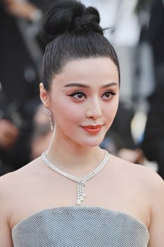 Red Carpet Necklace, Celebrity Necklace, Fan Bing Bing, Red Carpet Jewelry, Chandelier Necklace, Diamond Chandelier Earrings, Diamond Chandelier, Red Carpet Beauty, Chinese Female