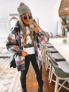 Boot Wedges Outfit Winter, Cold Festival Outfit, Winter Western Outfits, Bonfire Outfit, Winter Festival Outfit, Concert Outfit Winter, Shacket Outfit, Cabin Trip, Beanie Outfit