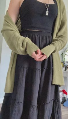 Black Skirt Boho Outfit, Black Maxi Skirt Outfit Aesthetic, How To Style A Long Skirt Casual, Black Long Skirt Outfit Winter, Big Skirt Outfit, Black Long Skirt Outfit, Long Skirt Outfits Aesthetic, Long Black Skirt Outfit, Skirt Outfits Aesthetic