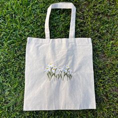 Embroidered Daisies Tote Bag Whether Its For Books, Groceries, Or Bible Study, This Embroidered Canvas Tote Bag Will Make A Cute Addition To Your Outfit :) I Embroidered These Adorable Daisies Onto The Front Of The Bag, To Give It A Bit Of Personality! Length: 14 3/4" Width: 15" Handle Drop Length: 11 1/2" Care: Hand Wash, Cold Water; Hang Dry. Would You Like To Personalize This Item? Message Me For Any Special Requests! It Would Be My Pleasure To Serve You. Tote Bag Diy Pattern, Diy Tote Bag Design, Painted Canvas Bags, Handpainted Tote Bags, Christian Tote Bags, Bible Bag, Sac Diy, Prada Tote Bag, Drawing Bag