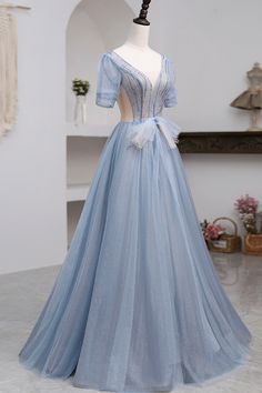 Vestido de graduación de tul de manga corta de manga azul con vestido de noche de línea azul A de cuentas
El vestido de fiesta azul del piso de tul de la manga corta con cuentas es el epítome de la elegancia. Su flujo de silueta de línea A y su encantador tono azul crean un aspecto cautivador. Perfecto para eventos formales y ocasiones especiales, este vestido asegura que hagas una entrada impresionante, dejando una impresión duradera de gracia y estilo.
Silhouette: A-Line
Tela: tul, cuentas
Lon Blue Embellished Ball Gown Evening Dress, Blue Embellished Ball Gown With Fitted Bodice, Blue Embellished Fitted Ball Gown, Blue Embellished Tulle Gown, Embellished Blue Tulle Gown, Blue V-neck Dress For Debutante Ball, Light Blue Embellished Gown For Banquet, Embellished Light Blue Gown For Banquet, Blue Tulle Dress With Short Sleeves