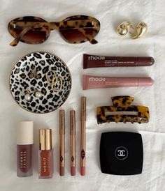 Purse Essentials, Handbag Essentials, Dream Apartment, Makeup Items, Makeup Essentials, Instagram Foto, Lip Tint