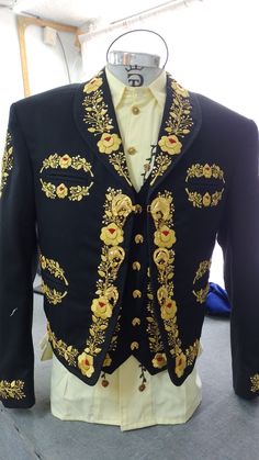 Mexican Clothing, Clothing Reference, Mexican Outfit, Unique Jackets, Heritage Jewellery, Wedding Suit, Clothing Design