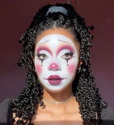 Clown Stage Makeup, Pretty Halloween Face Makeup, Clown Makeup Brown Skin, Beauty Clown Makeup, Old Fashioned Clown Makeup, Sweet Clown Makeup, Clown Makeup Pierrot, Clown Face Ideas, Clown Jester Makeup