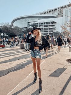 Nashville Fringe Outfit, Houston Outfits Summer, Fringe Western Outfit, Fringe Outfit Western, Rodeo Outfits Houston, Stagecoach 2024, Houston Outfits, Houston Rodeo Outfit