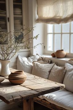 Want to enjoy quiet mornings in a stylish sanctuary? Get inspired by these 48 farmhouse breakfast nook designs here!rn Farmhouse Breakfast Nook, Farmhouse Breakfast, Farmhouse Tour, Breakfast Nook Ideas, Modern Rustic Decor, Cosy Corner, Baby Box, Monthly Subscription