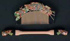 Vintage Japan Kanzashi Geisha hair accessory 1950 wood pin and comb Vintage Japanese Kanzashi, lacquered wood comb and pin decorated with arrow and floral motif, some wear marks from long usage usage and time, immediately usable. Period: 1950 - 1970 Dimensions:  hair pin L 17.5 cm, total weight 40 g + wrapping  Conditions: good, some wear from usage and time visible, please see all photo Materials: wood