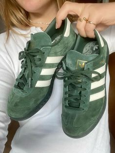 Green Adidas Hamburgs Dark Green Shoes, Shoes Street Style, Oversize Denim Jacket, Baggy Jean Shorts, Adidas Sambas, Green Adidas, Baggy Jean, Simple Wardrobe