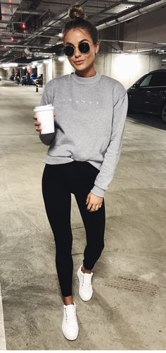 Witte Sneakers Outfit, Minimalisticky Chic, Casual Leggings Outfit, Hats Fitted, Sporty Casual Outfits, Fall Winter Fashion Trends, Look Legging, Streetwear Inspiration, Fashion Trends Winter