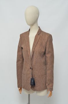 Patrizia Pepe Luxury Wmns Brown Wool Knitted Blazer Jacket Made in Italy Size: 46 Material: 58% Virgin wool 18% Nylon 15% Acrylic 15% Polyester Condition: 10/10 New with tags! Measurements: Chest (pit-to-pit): 19,7'' (50 cm) Across shoulder seams: 16,5'' (42 cm) Rear length from collar seam to hem: 27,6'' (70 cm) Sleeve from shoulder seam: 26,4'' (67 cm) Important notes: Clothing may have been altered from its original size. Items are sold based on tagged sizes; the measurements are provided as Casual Long Sleeve Tweed Jacket For Business, Casual Tweed Jacket For Business Casual In Winter, Fitted Long Sleeve Tweed Jacket In Casual Style, Casual Fitted Long Sleeve Tweed Jacket, Spring Wool Cardigan For Work, Fitted Winter Cardigan For Office, Classic Wool Cardigan For Office, Casual Winter Tweed Jacket, Notch Lapel Cardigan For Workwear In Fall