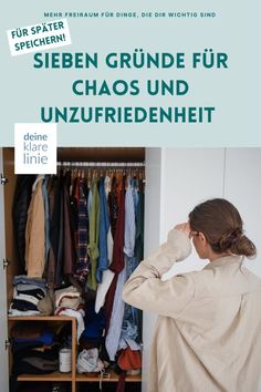 a woman standing in front of a closet with clothes on it and the words seben grunde fur chaos und unzufriedenheit