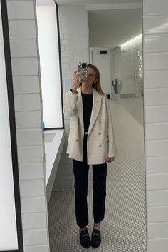 Blazer Outfits Fancy, Cream Blazer Outfits For Women Work, White Blazer Outfit Casual Classy, Ivory Blazer Outfits For Women, Outfit Ideas Spring Work, Blazer With Jeans Women Classy, Easy Work Outfits Business Casual, Women Outfits Work, White Tweed Blazer Outfit