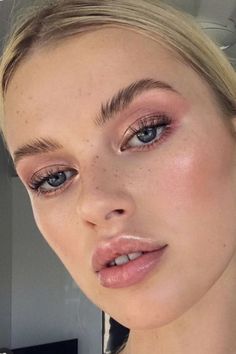 Innocent Makeup Look, Innocent Makeup, Makeup Shimmer, Pale Skin Makeup, Simple Makeup Natural, Gold Makeup Looks, Organic Serum, Natural Everyday Makeup, Makeup Artist Tips