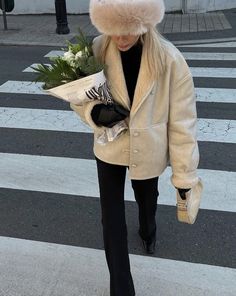 Sofia Coelho, Winter Street, Fur Hat, Outfit Inspo Fall, Shearling Jacket, Winter Fashion Outfits, Winter Looks, Winter Style