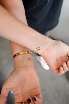 tatuajes madre hija Ster Tattoo, Maching Tattoos, Small Star Tattoos, Omerta Tattoo, Bff Tattoos, Matching Tattoo, Discreet Tattoos, Cover Up Tattoos, Nature Tattoos