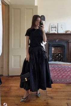 Lookbook Outfits, Full Skirt, Modest Outfits, Parisian Style, Dream Dress, Skirt Outfits, Skirt Fashion, Modest Fashion, Classy Outfits