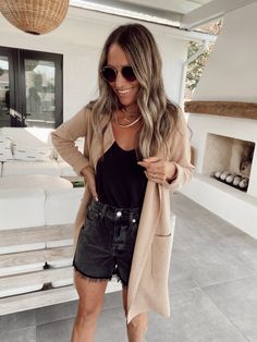 Transition Fall Outfits, Transitional Outfits Summer To Fall, Summer To Fall Outfits, Styled Outfits, Wide Legged Jeans, Practical Fashion, Transition Outfits, Summer To Fall